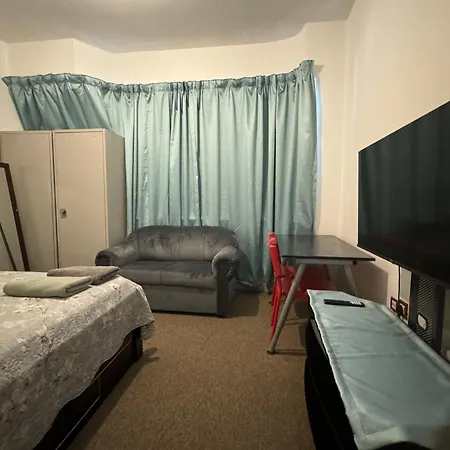 Double Room With Shared Bathroom - No Parking Space Abu Dhabi Exterior photo