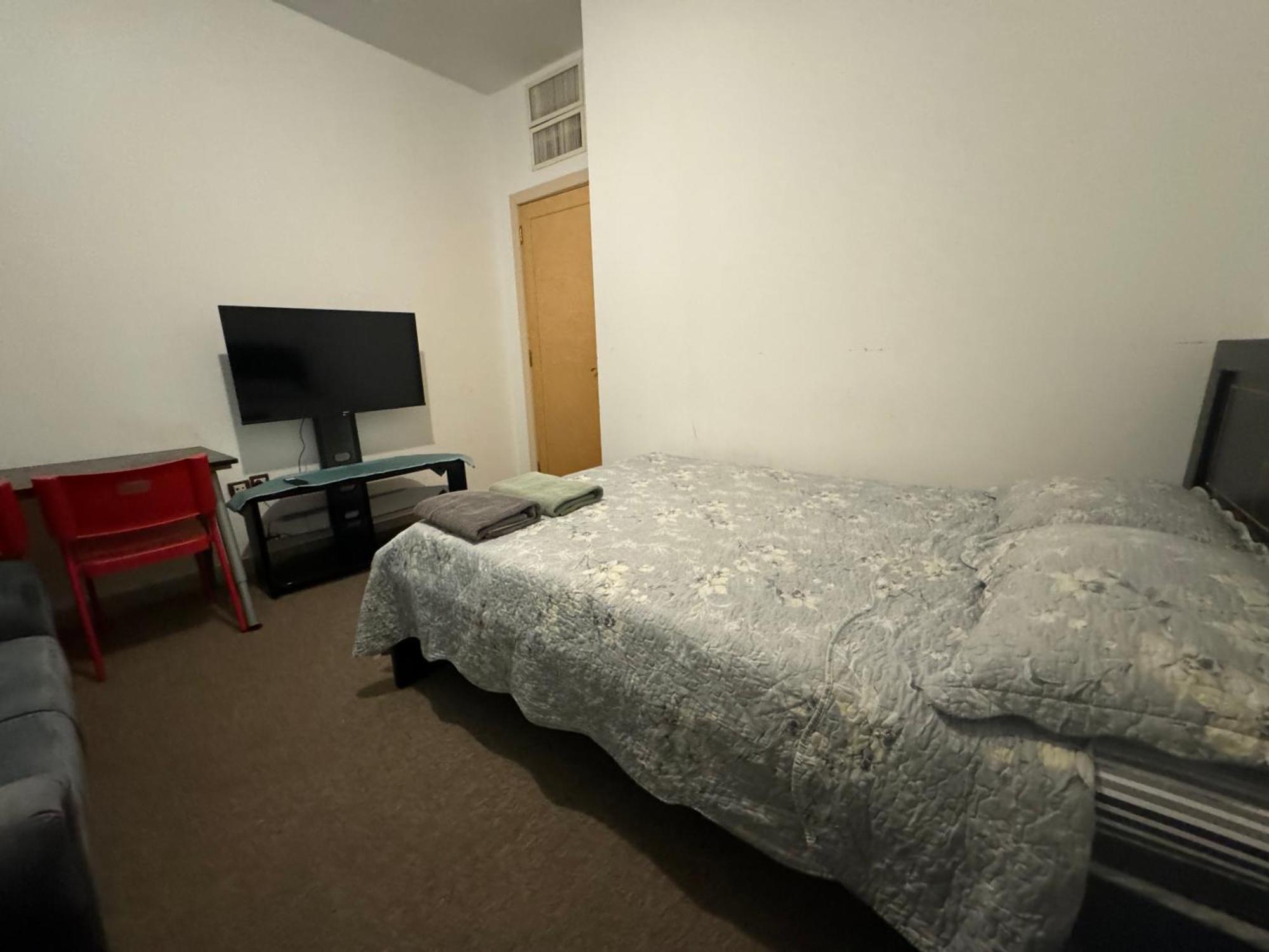 Homestay Double With Shared Bathroom - No Parking Space Abu Dhabi